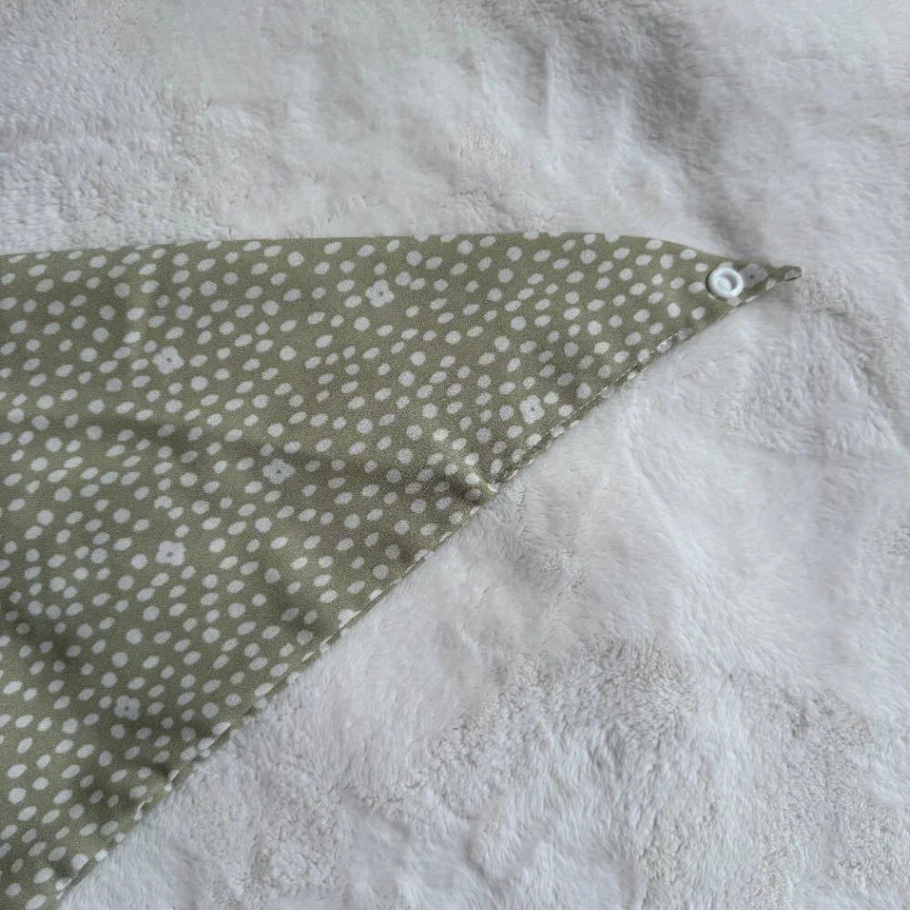NWT Loic by Design Ditsy Daisy Floral Dog Bandana, Taupe + White, Size Medium